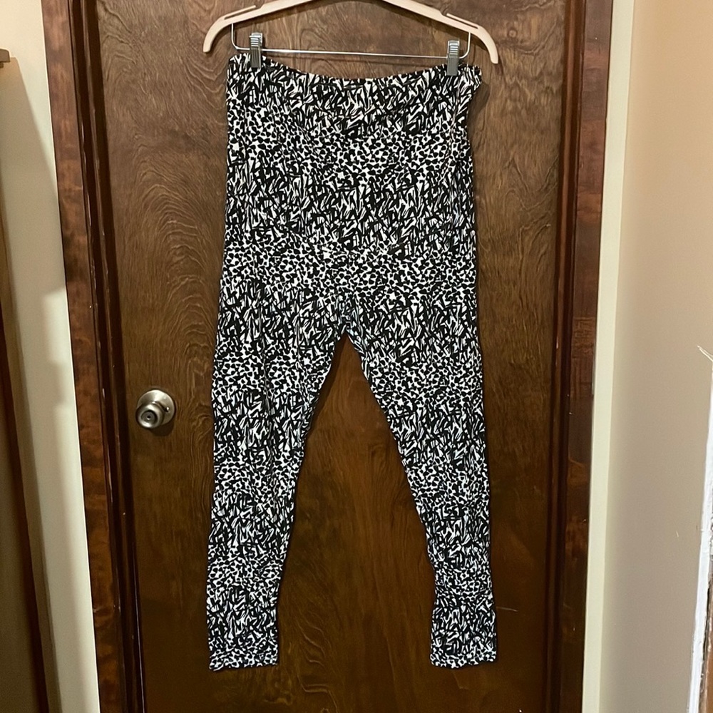 H&M Mama lightweight cotton leggings size XL, black and white pattern